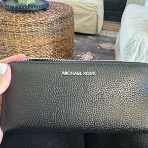 Black Micael Kors wallet